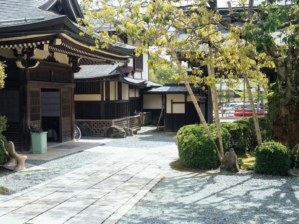 Отель Koyasan Shukubo Jokiin Экстерьер фото